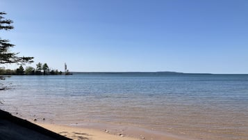 En la playa, camastros y toallas de playa