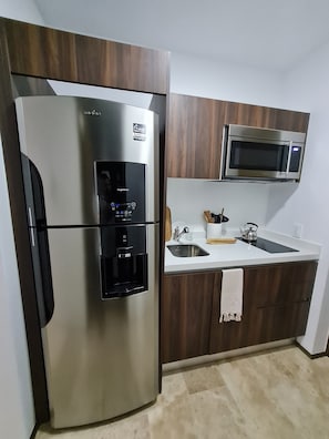 Elite Apartment | Private kitchen | Full-size fridge, microwave, coffee/tea maker, electric kettle