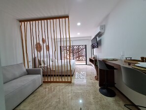 Departamento Elite | Área de sala de estar | Smart TV de 43 pulgadas con canales por cable y televisión 