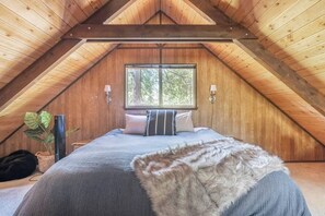 3 bedrooms, iron/ironing board, WiFi, bed sheets - Cabin in Arnold's Blue Lake Springs, pool, 2 lakes, snow (Arnold)