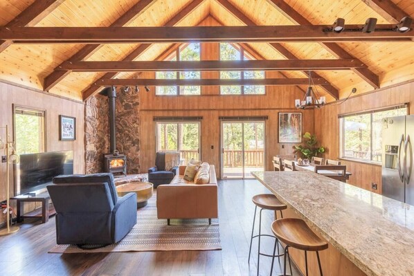 TV, fireplace, books - Cabin in Arnold's Blue Lake Springs, pool, 2 lakes, snow (Arnold)