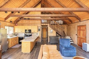 TV, fireplace, books - Cabin in Arnold's Blue Lake Springs, pool, 2 lakes, snow (Arnold)