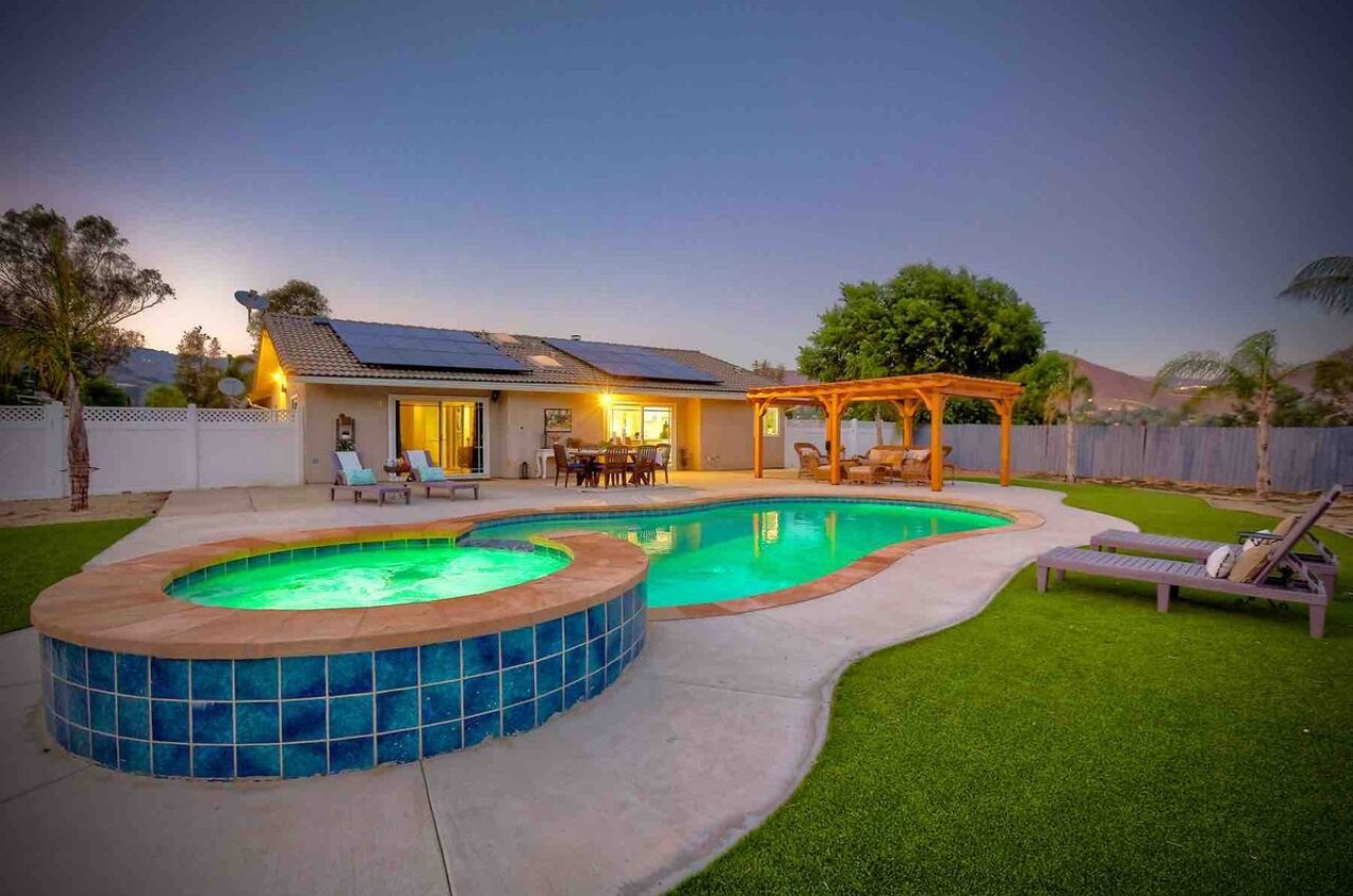 Gorgeous retreat with salt water pool & spa. Mid term welcome!