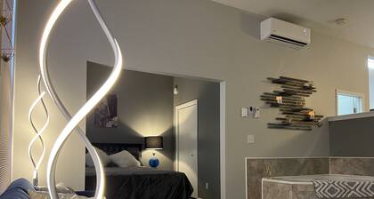 Modern condo with jacuzzi in the heart of downtown.