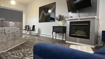 Smart TV, fireplace