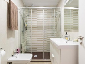 Shower, hair dryer, towels - Del Parque Flats Alamos Parrot (Malaga)