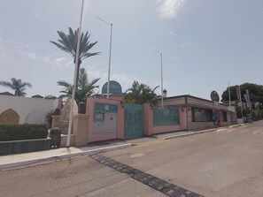 Un bâtiment sur lequel on peut lire l’inscription « El Moro Restaurant » et dont l’entrée est fermée par un portail.