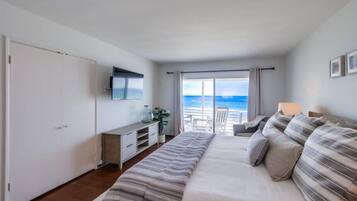 5 Schlafzimmer, Schreibtisch, Bügeleisen/Bügelbrett, Reisekinderbett