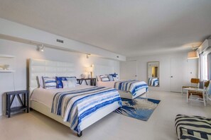 5 chambres, bureau, fer et planche à repasser, lit parapluie