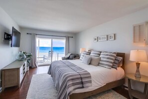 5 bedrooms, desk, iron/ironing board, travel crib