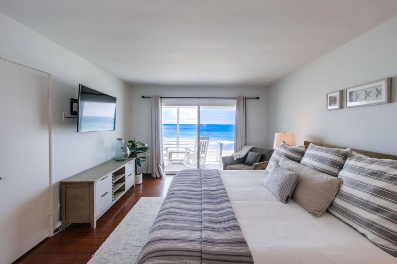 5 soverom, skrivebord, strykejern/-brett og reiseseng for barn