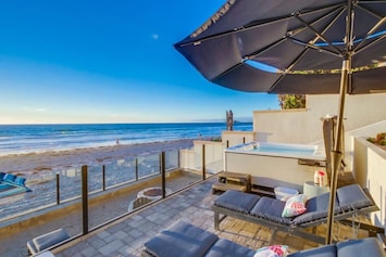 This exclusive getaway in La Jolla offers a perfect blend of comfort, privacy, and stunning coastal views.