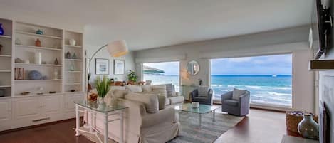 Smart TV, chimenea, estéreo