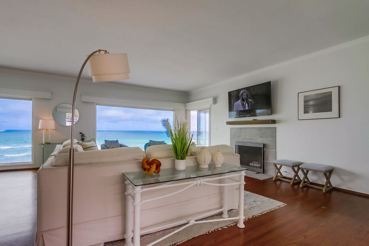 TV connectée, cheminée, chaîne hi-fi