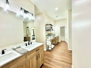 Combined shower/bathtub, hair dryer, towels