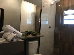 Economy Room | Bathroom | Shower, towels, soap, shampoo - Pousada Casa dos Gattos - Prox Aero GRU (Guarulhos)