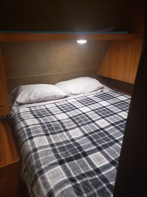 1 bedroom, bed sheets