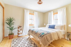 3 bedrooms, desk, travel cot, WiFi