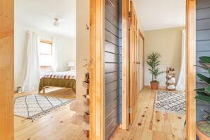 3 bedrooms, desk, travel crib, WiFi