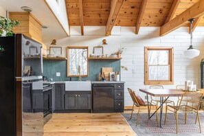 Fridge, oven, stovetop, dishwasher - Cozy Catskills Chalet (Roscoe)
