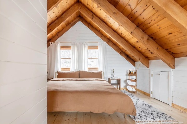 3 bedrooms, desk, travel crib, WiFi