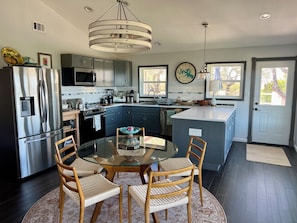 Fridge, microwave, oven, stovetop - Charming Canyon Lake House Lake View (Canyon Lake)