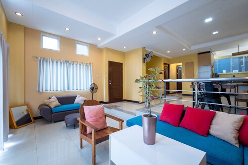 Herradura Dos- Wifi, Pool, Jacuzzi, free parking beside Robinson Magnolia Mall