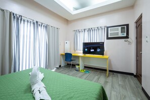 6 Schlafzimmer, Zimmersafe, Schreibtisch, Bügeleisen/Bügelbrett