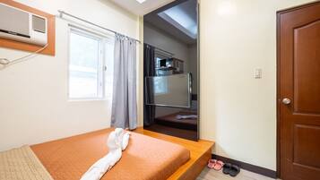 6 bedrooms, in-room safe, desk, iron/ironing board