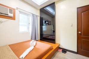 6 Schlafzimmer, Zimmersafe, Schreibtisch, Bügeleisen/Bügelbrett