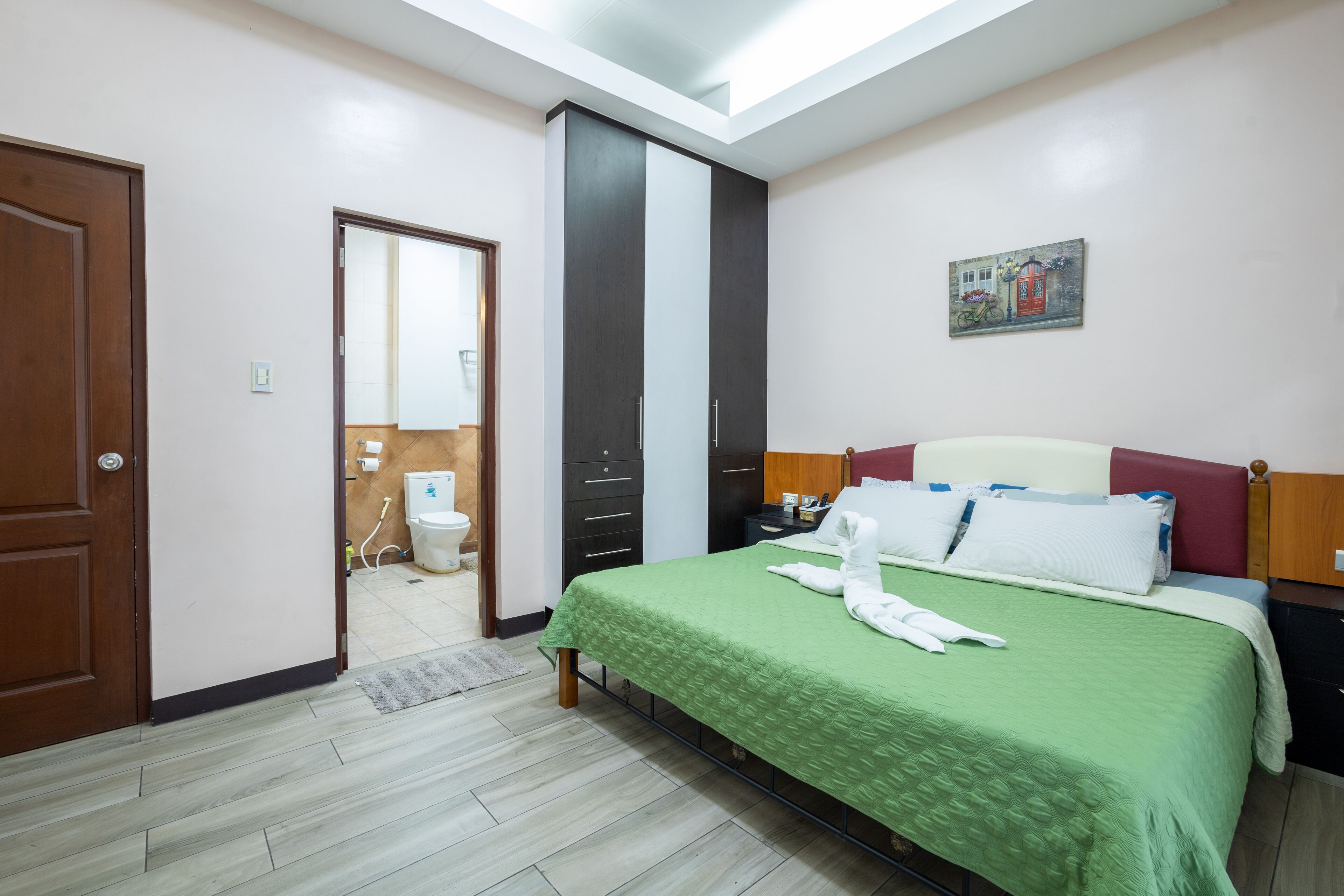 6 室のベッドルーム、セーフティボックス (室内)、デスク、アイロン / アイロン台