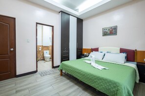 6 室のベッドルーム、セーフテ  ィボックス (室内)、デスク、アイロン / アイロン台