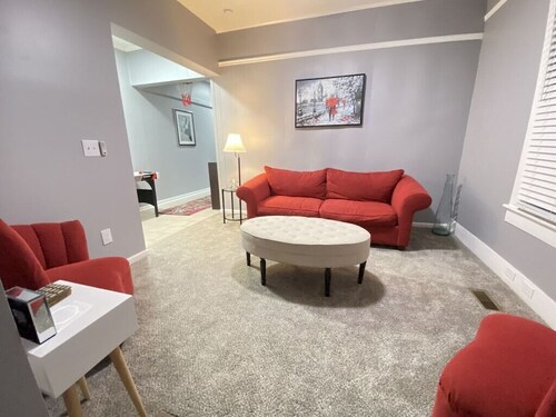 A Piece of Paris (West unit) - 5 min walk to Historic Downtown Newton