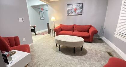 A Piece of Paris (West unit) - 5 min walk to Historic Downtown Newton