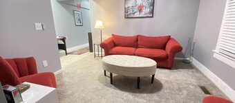 A Piece of Paris (West unit) - 5 min walk to Historic Downtown Newton