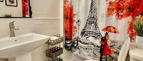 Tina con regadera, secadora de cabello, toallas