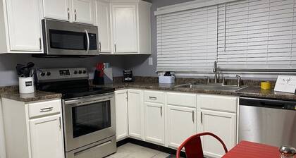 A Piece of Paris (West unit) - 5 min walk to Historic Downtown Newton