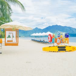 Bãi biển riêng, ghế dài tắm nắng, khăn tắm biển, bóng chuyền