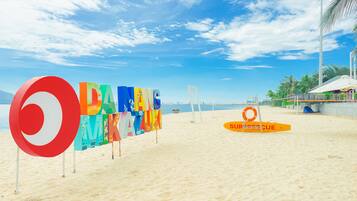 Pantai pribadi, kursi berjemur, payung pantai, dan handuk pantai