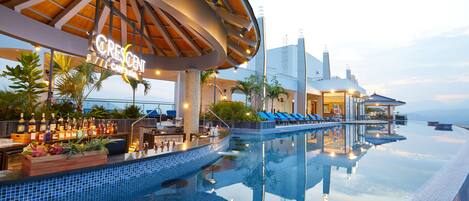 3 Bars/Lounges, Poolbar