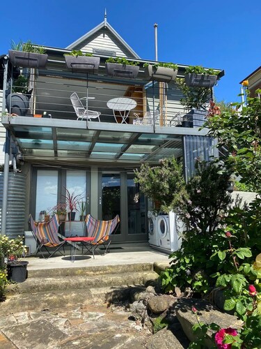 "The Cave" West Hobart: eco friendly apartment 🌈 🌱 🏳️‍⚧️