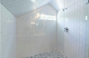 Tina con regadera, secadora de cabello, toallas, jabón 