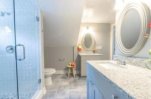 Combined shower/tub, hair dryer, towels, soap - Quaint home with great private backyard only 2 min from the Beltline! (Atlanta)