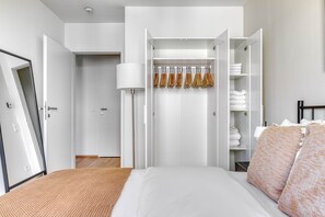 2 bedrooms, iron/ironing board, WiFi, bed sheets - Trendy Brigittenau 2BR w/ Roof & Pvt Loggia, nr Handeskai, by Blueground (Vienna)