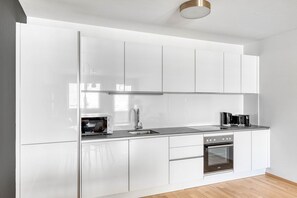 Fridge, microwave, oven, stovetop - Trendy Brigittenau 2BR w/ Roof & Pvt Loggia, nr Handeskai, by Blueground (Vienna)