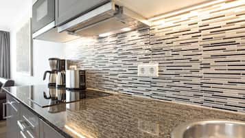 Réfrigérateur, micro-ondes, plaque de cuisson, lave-vaisselle