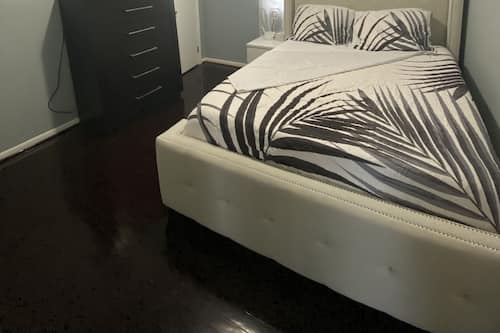 Habitación básica con 1 cama matrimonial o 2 individuales, 4 habitaciones | Tabla de planchar con plancha