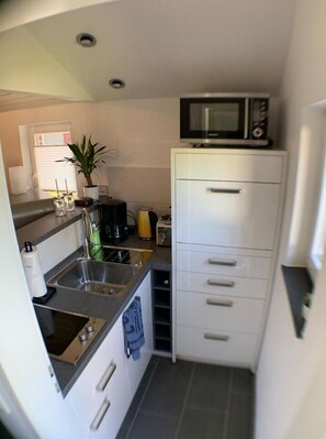 Refrigerador, microondas, lavavajillas y cafetera y tetera 