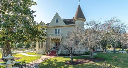 Cute Queen In Mansion near Beach Monterey Carmel