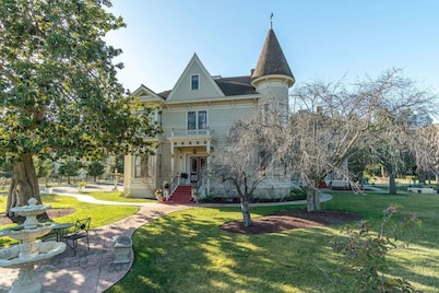 Cute Queen In Mansion near Beach Monterey Carmel